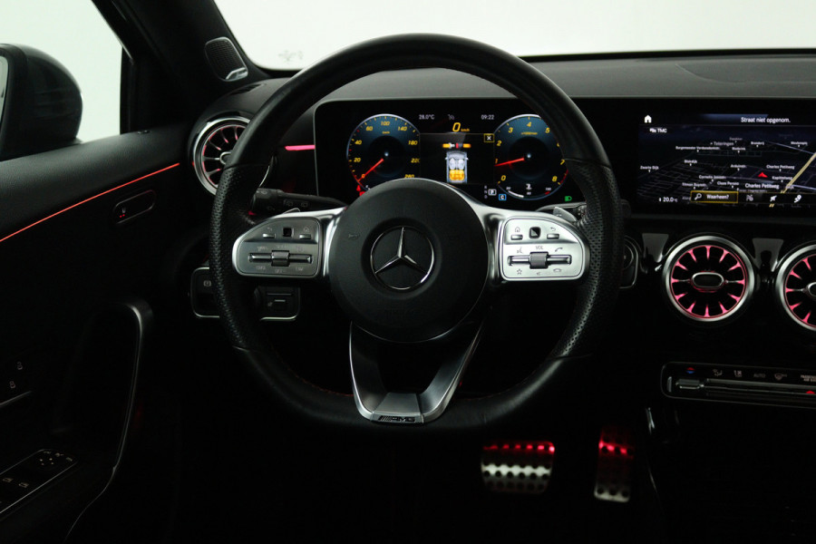 Mercedes-Benz A-Klasse 180 Business Solution AMG (PANORAMADAK, STOELVERWARMING, SFEERVERLICHTING, CAMERA, BURMEISTER)
