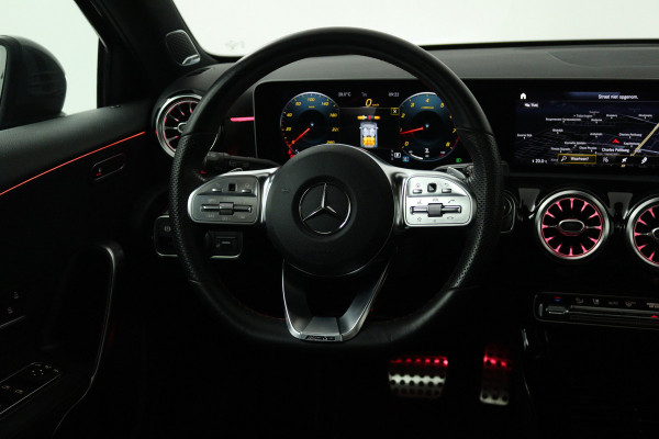 Mercedes-Benz A-Klasse 180 Business Solution AMG (PANORAMADAK, STOELVERWARMING, SFEERVERLICHTING, CAMERA, BURMEISTER)