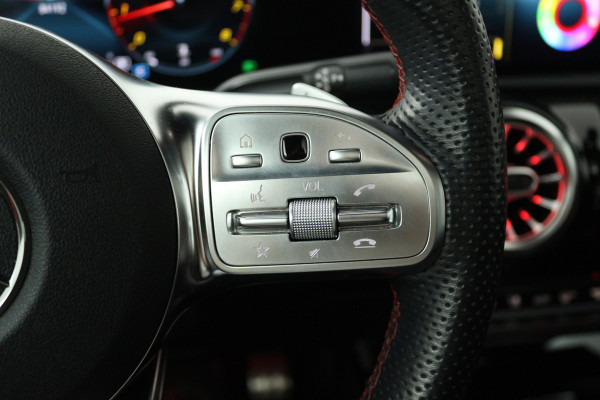 Mercedes-Benz A-Klasse 180 Business Solution AMG (PANORAMADAK, STOELVERWARMING, SFEERVERLICHTING, CAMERA, BURMEISTER)