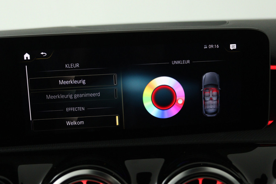 Mercedes-Benz A-Klasse 180 Business Solution AMG (PANORAMADAK, STOELVERWARMING, SFEERVERLICHTING, CAMERA, BURMEISTER)