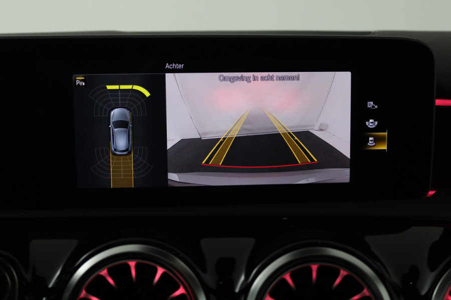 Mercedes-Benz A-Klasse 180 Business Solution AMG (PANORAMADAK, STOELVERWARMING, SFEERVERLICHTING, CAMERA, BURMEISTER)