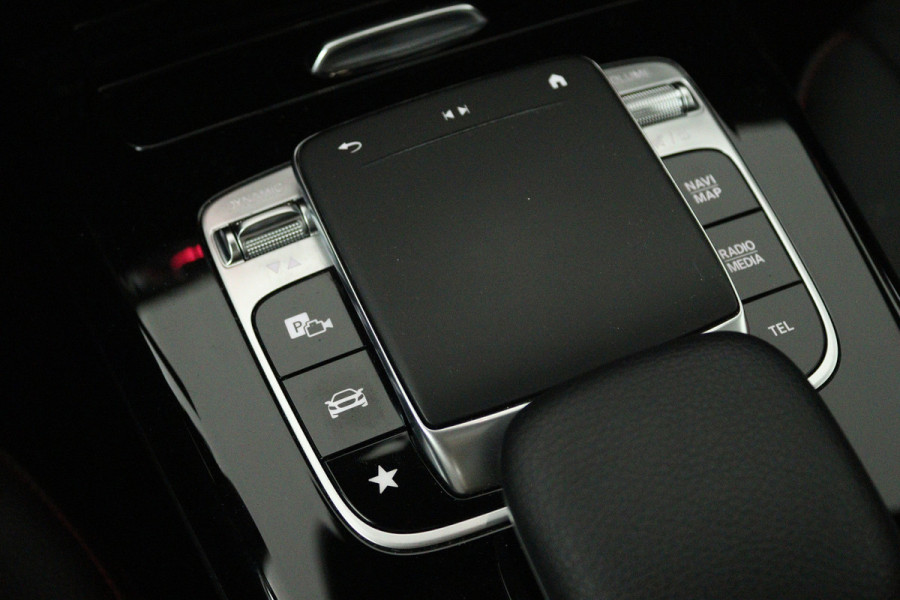 Mercedes-Benz A-Klasse 180 Business Solution AMG (PANORAMADAK, STOELVERWARMING, SFEERVERLICHTING, CAMERA, BURMEISTER)