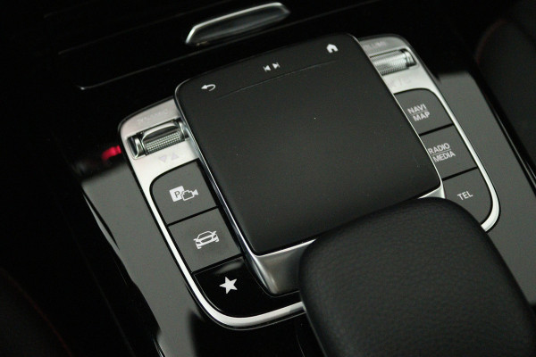 Mercedes-Benz A-Klasse 180 Business Solution AMG (PANORAMADAK, STOELVERWARMING, SFEERVERLICHTING, CAMERA, BURMEISTER)