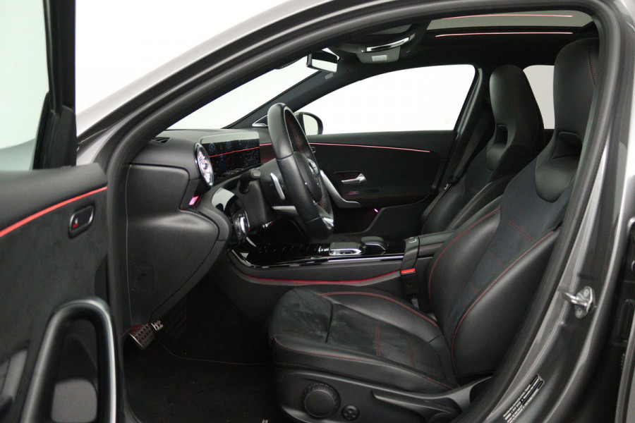 Mercedes-Benz A-Klasse 180 Business Solution AMG (PANORAMADAK, STOELVERWARMING, SFEERVERLICHTING, CAMERA, BURMEISTER)