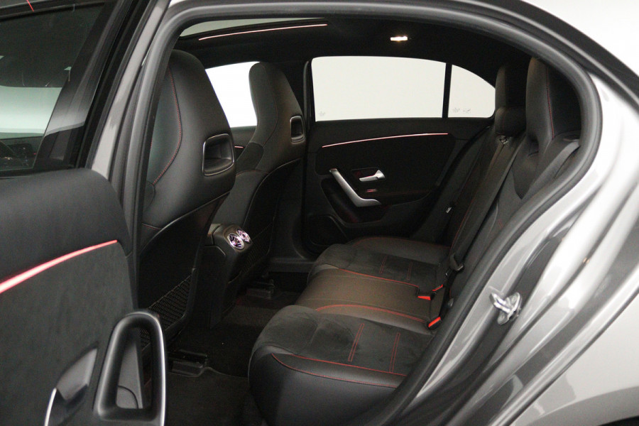 Mercedes-Benz A-Klasse 180 Business Solution AMG (PANORAMADAK, STOELVERWARMING, SFEERVERLICHTING, CAMERA, BURMEISTER)