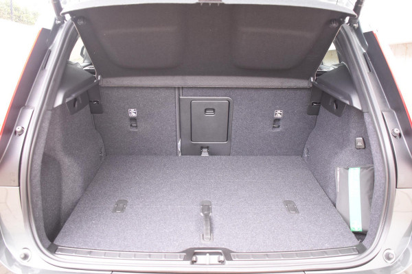 Volvo XC40 B4 211PK Automaat Plus Dark / Lounge Pakket / Extra getint glas / 360 Camera / 20'' velgen / Panoramadak / Elektrische stoelen met geheugen / Harman Kardon / Microtech/Nubuck bekleding