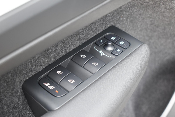 Volvo XC40 B4 211PK Automaat Plus Dark / Lounge Pakket / Extra getint glas / 360 Camera / 20'' velgen / Panoramadak / Elektrische stoelen met geheugen / Harman Kardon / Microtech/Nubuck bekleding