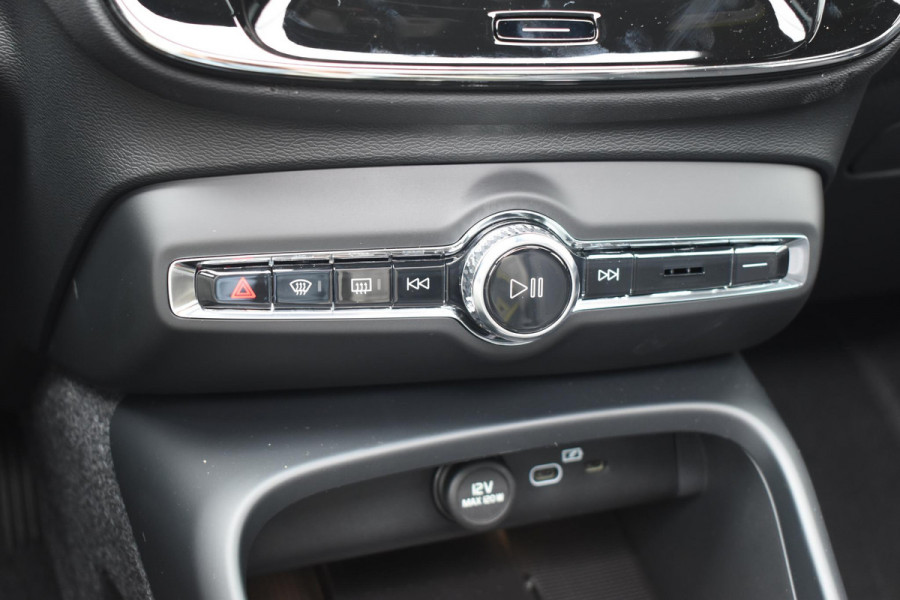 Volvo XC40 B4 211PK Automaat Plus Dark / Lounge Pakket / Extra getint glas / 360 Camera / 20'' velgen / Panoramadak / Elektrische stoelen met geheugen / Harman Kardon / Microtech/Nubuck bekleding