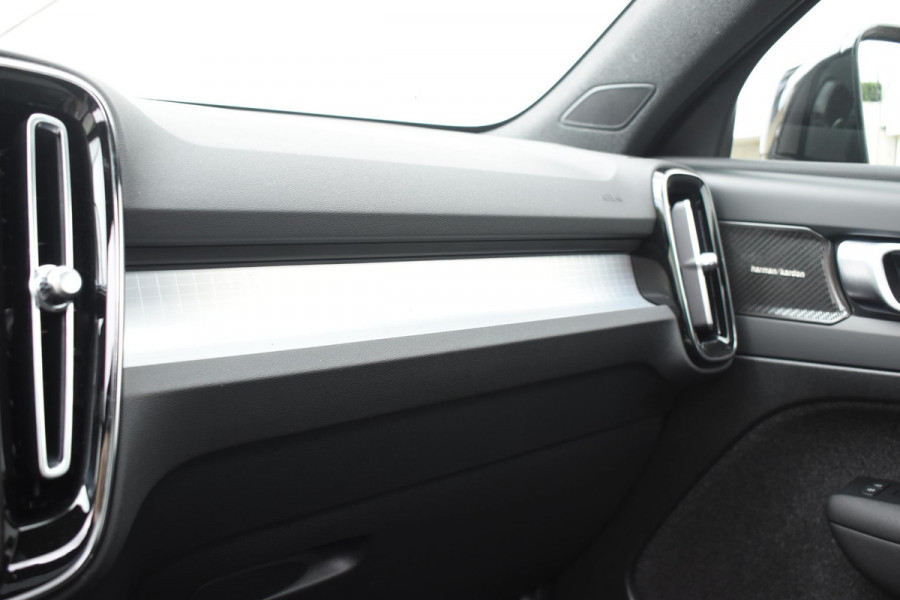 Volvo XC40 B4 211PK Automaat Plus Dark / Lounge Pakket / Extra getint glas / 360 Camera / 20'' velgen / Panoramadak / Elektrische stoelen met geheugen / Harman Kardon / Microtech/Nubuck bekleding