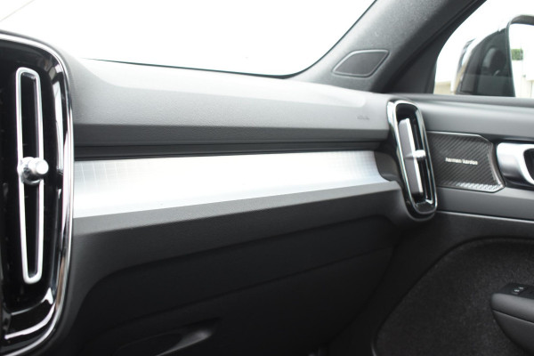 Volvo XC40 B4 211PK Automaat Plus Dark / Lounge Pakket / Extra getint glas / 360 Camera / 20'' velgen / Panoramadak / Elektrische stoelen met geheugen / Harman Kardon / Microtech/Nubuck bekleding