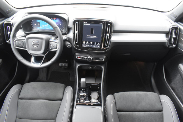 Volvo XC40 B4 211PK Automaat Plus Dark / Lounge Pakket / Extra getint glas / 360 Camera / 20'' velgen / Panoramadak / Elektrische stoelen met geheugen / Harman Kardon / Microtech/Nubuck bekleding