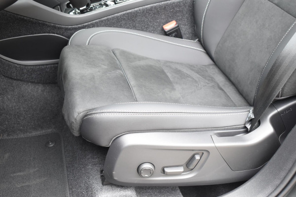 Volvo XC40 B4 211PK Automaat Plus Dark / Lounge Pakket / Extra getint glas / 360 Camera / 20'' velgen / Panoramadak / Elektrische stoelen met geheugen / Harman Kardon / Microtech/Nubuck bekleding
