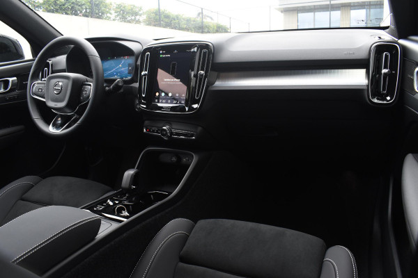 Volvo XC40 B4 211PK Automaat Plus Dark / Lounge Pakket / Extra getint glas / 360 Camera / 20'' velgen / Panoramadak / Elektrische stoelen met geheugen / Harman Kardon / Microtech/Nubuck bekleding