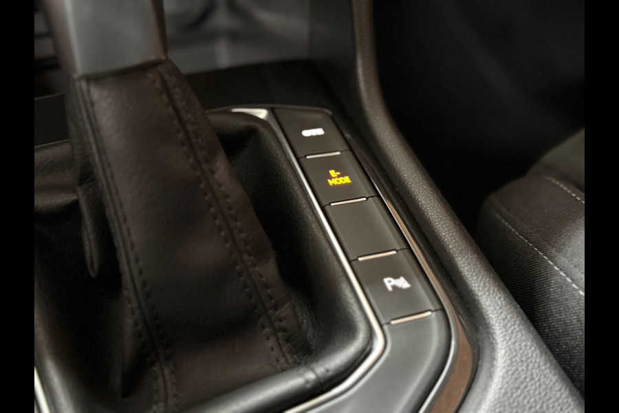 Volkswagen Tiguan 1.4 TSI eHybrid R-Line Business+ | Black Style | Urano Grey | ACC | Massage | CarPlay| Trekhaak | 20 Inch Suzuka