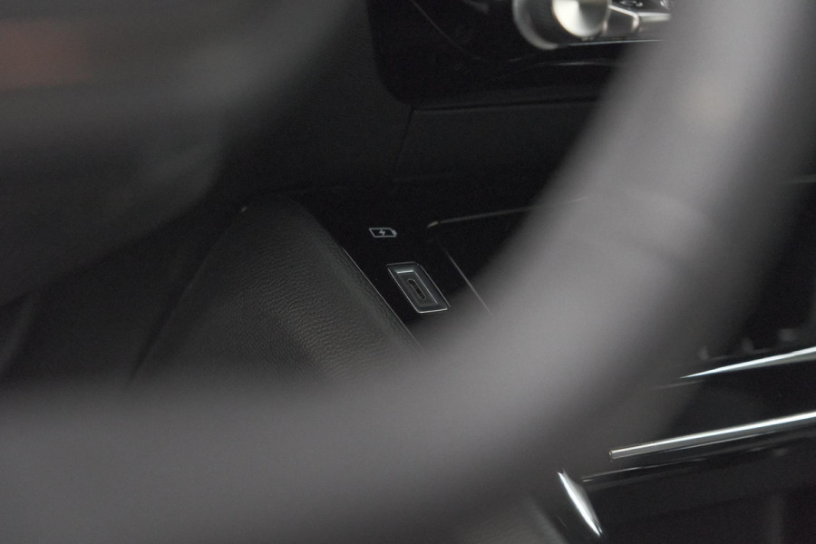 Peugeot e-2008 EV Allure 54 kWh | SOH 97,7% | 11 KW Lader | Apple Carplay | Parkeersensoren