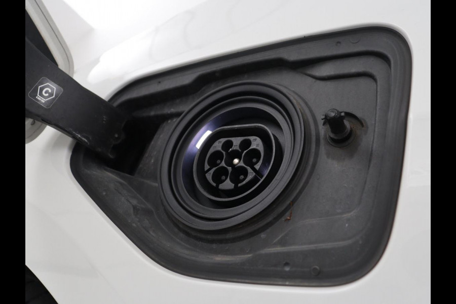 BMW 2 Serie 225 e xDrive Luxury Line | SOH 91,6% | Leder | Carplay | Navigatie | Sfeerverlichting | Cruise control | Climate control | Camera | Park assist |