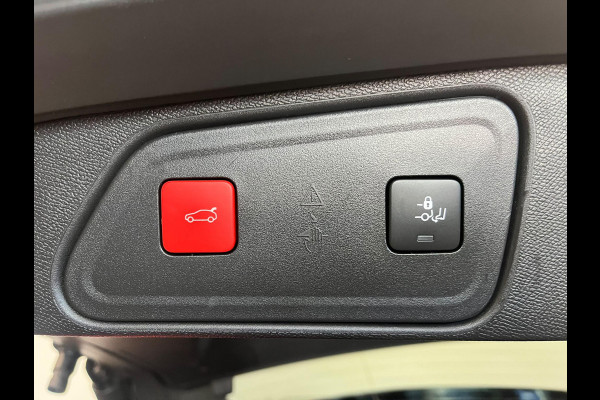 Peugeot 3008 1.6 HYbrid 225 GT Pack Business Night Vision Panoramadak Focal ACC Keyless Camera LED Dodehoek CarPlay