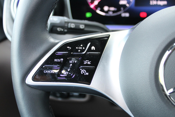 Mercedes-Benz V-Klasse 300d / AMG / Exclusive / DC / 4-matic / Luchtvering / Pano / 360 Cam / Burmester / Vol Opties / NIEUWSTAAT.