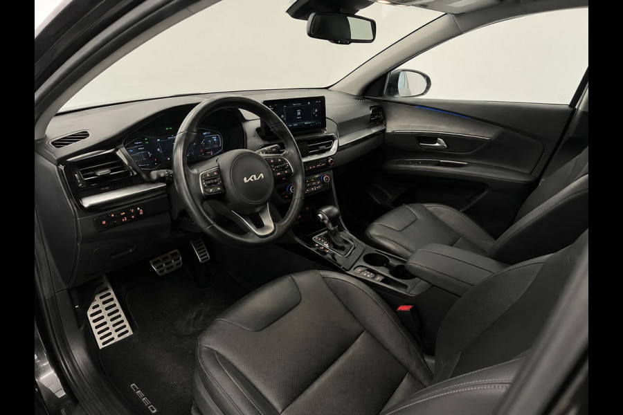 Kia Niro 1.6 GDi PHEV ExecutiveLine Navigatie Apple Carplay Android Auto Camera Parkeersensoren achter Adaptive Cruise Control Stoelverwarming en verkoeling Stuurverwarming Elektrisch verstelbare stoelen Climate Control