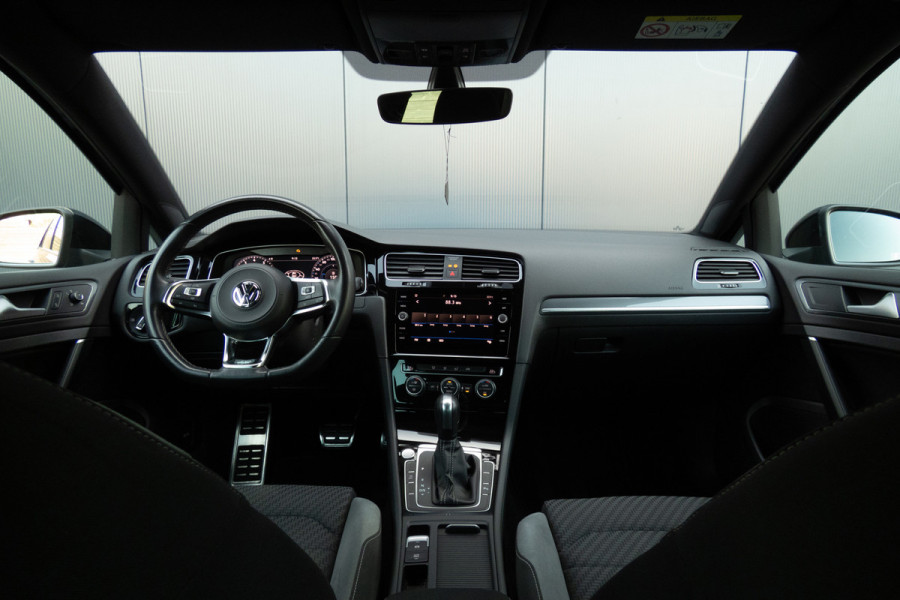Volkswagen Golf 1.5 TSI R-Line | ACC | Panoramadak | Apple carplay | LED | Navi | Camera