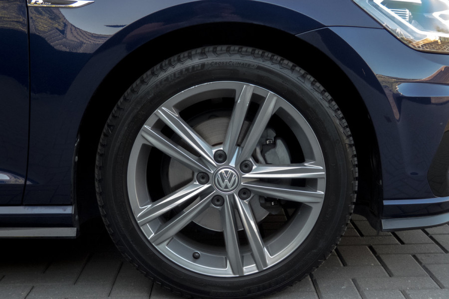 Volkswagen Golf 1.5 TSI R-Line | ACC | Panoramadak | Apple carplay | LED | Navi | Camera