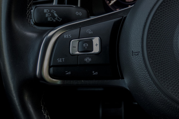 Volkswagen Golf 1.5 TSI R-Line | ACC | Panoramadak | Apple carplay | LED | Navi | Camera