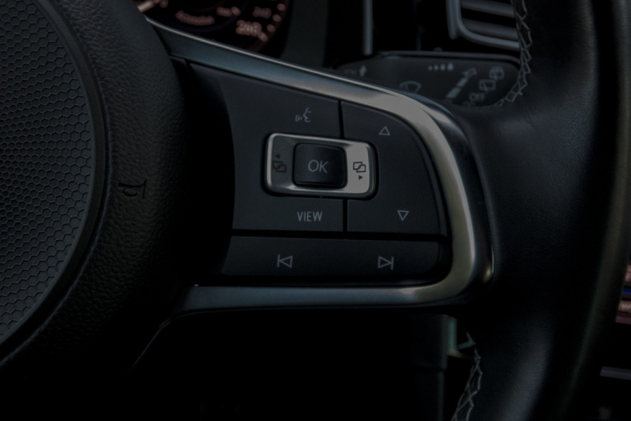 Volkswagen Golf 1.5 TSI R-Line | ACC | Panoramadak | Apple carplay | LED | Navi | Camera