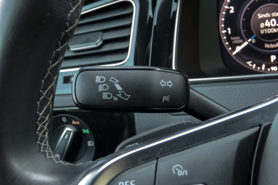 Volkswagen Golf 1.5 TSI R-Line | ACC | Panoramadak | Apple carplay | LED | Navi | Camera