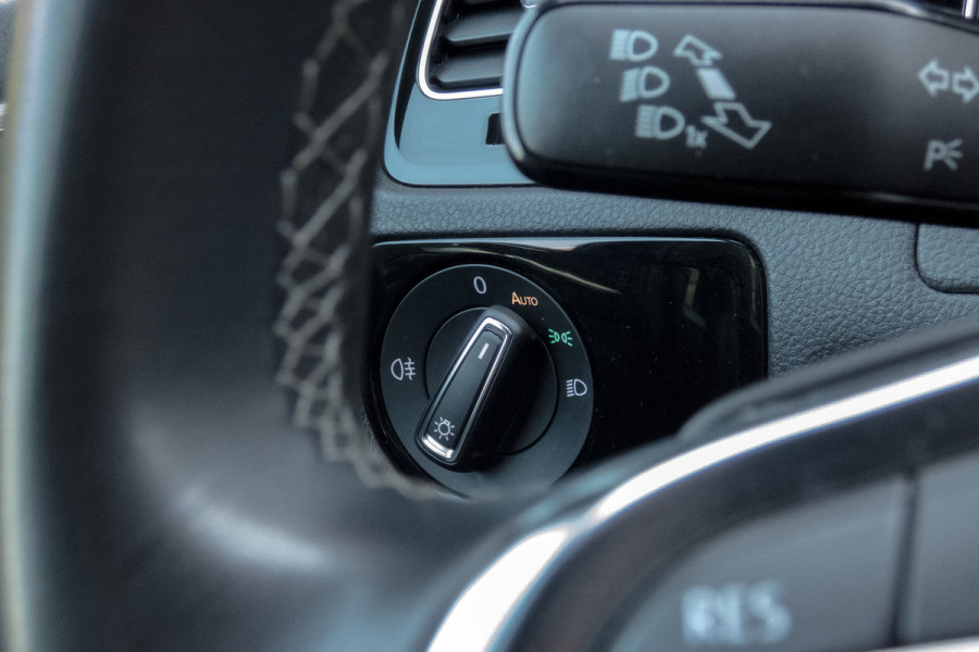 Volkswagen Golf 1.5 TSI R-Line | ACC | Panoramadak | Apple carplay | LED | Navi | Camera