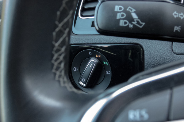 Volkswagen Golf 1.5 TSI R-Line | ACC | Panoramadak | Apple carplay | LED | Navi | Camera
