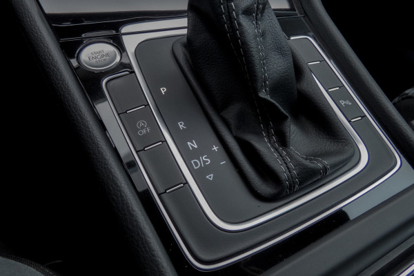 Volkswagen Golf 1.5 TSI R-Line | ACC | Panoramadak | Apple carplay | LED | Navi | Camera