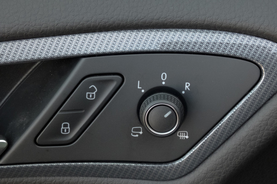Volkswagen Golf 1.5 TSI R-Line | ACC | Panoramadak | Apple carplay | LED | Navi | Camera