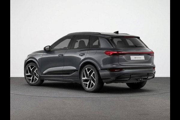 Audi Q6 e-tron S edition 83 Kwh 252 pk | Glazen panoramadak | Trekhaak, mechanisch draaibaar | Exterieurpakket zwart | Warmtewerend glas donker tint |