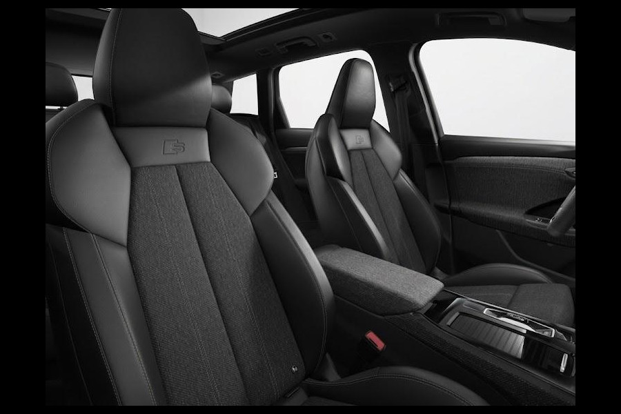 Audi Q6 e-tron S edition 83 Kwh 252 pk | Glazen panoramadak | Trekhaak, mechanisch draaibaar | Exterieurpakket zwart | Warmtewerend glas donker tint |