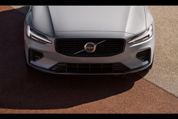 Volvo V60 T6 333PK Automaat Plug-in hybrid AWD Plus Dark Adaptive Cruise Control/ Apple Carplay/ Android Auto/ Achteruitrijcamera/ Parkeersensoren voor en achter/ Stoelverwarming/ Stuurverwarming/ Elektrisch bedienbare stoelen met geheugen