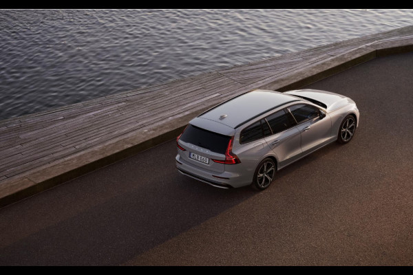 Volvo V60 T6 333PK Automaat Plug-in hybrid AWD Plus Dark Adaptive Cruise Control/ Apple Carplay/ Android Auto/ Achteruitrijcamera/ Parkeersensoren voor en achter/ Stoelverwarming/ Stuurverwarming/ Elektrisch bedienbare stoelen met geheugen