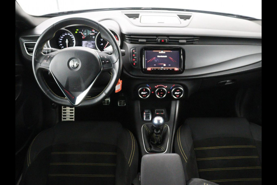 Alfa Romeo Giulietta 1.4 Turbo Sport | Gele accenten | Carplay | Park assist | Climate control | Cruise control | Carbon interieur | Full LED