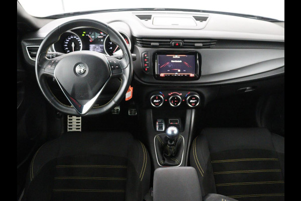 Alfa Romeo Giulietta 1.4 Turbo Sport | Gele accenten | Carplay | Park assist | Climate control | Cruise control | Carbon interieur | Full LED