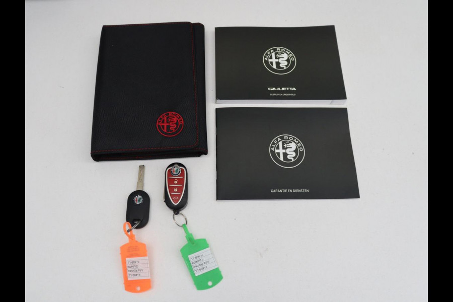 Alfa Romeo Giulietta 1.4 Turbo Sport | Gele accenten | Carplay | Park assist | Climate control | Cruise control | Carbon interieur | Full LED