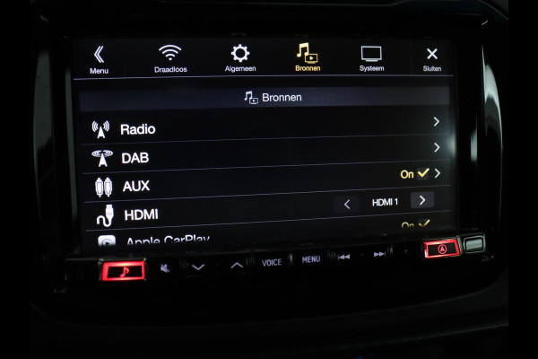 Alfa Romeo Giulietta 1.4 Turbo Sport | Gele accenten | Carplay | Park assist | Climate control | Cruise control | Carbon interieur | Full LED
