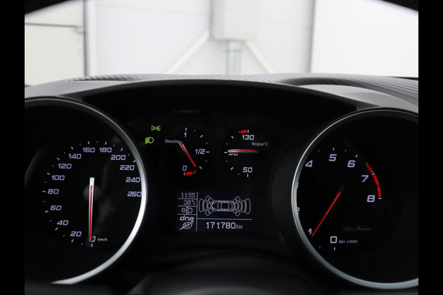Alfa Romeo Giulietta 1.4 Turbo Sport | Gele accenten | Carplay | Park assist | Climate control | Cruise control | Carbon interieur | Full LED