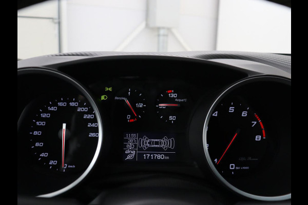 Alfa Romeo Giulietta 1.4 Turbo Sport | Gele accenten | Carplay | Park assist | Climate control | Cruise control | Carbon interieur | Full LED