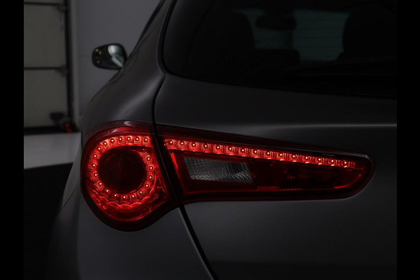 Alfa Romeo Giulietta 1.4 Turbo Sport | Gele accenten | Carplay | Park assist | Climate control | Cruise control | Carbon interieur | Full LED