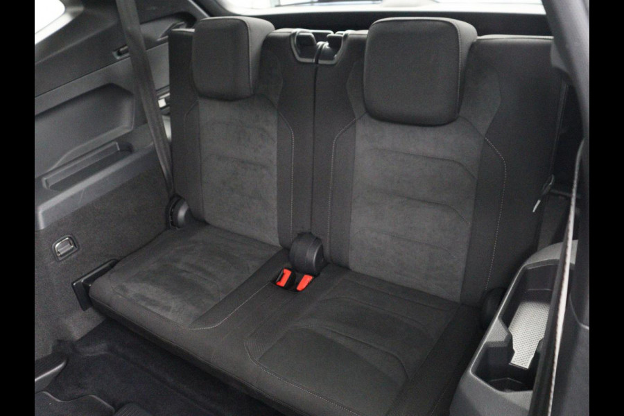 Volkswagen Tiguan Allspace 1.5 TSI Comfortline Business R-Line 7p. | Adaptive cruise | Virtual Dashboard | Carplay | Sfeerverlichting | Full LED | Climate control | Camera | Park assist | Navigatie |