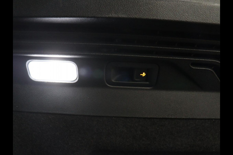 Volkswagen ID.5 Pro 77 kWh | SOH 93,5% | Memory | Leder/alcantara | Stuur/stoel verwarming | Climate control | Adaptive cruise | Sfeerverlichting | Camera | Park assist | Trekhaak |