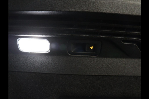 Volkswagen ID.5 Pro 77 kWh | SOH 93,5% | Memory | Leder/alcantara | Stuur/stoel verwarming | Climate control | Adaptive cruise | Sfeerverlichting | Camera | Park assist | Trekhaak |