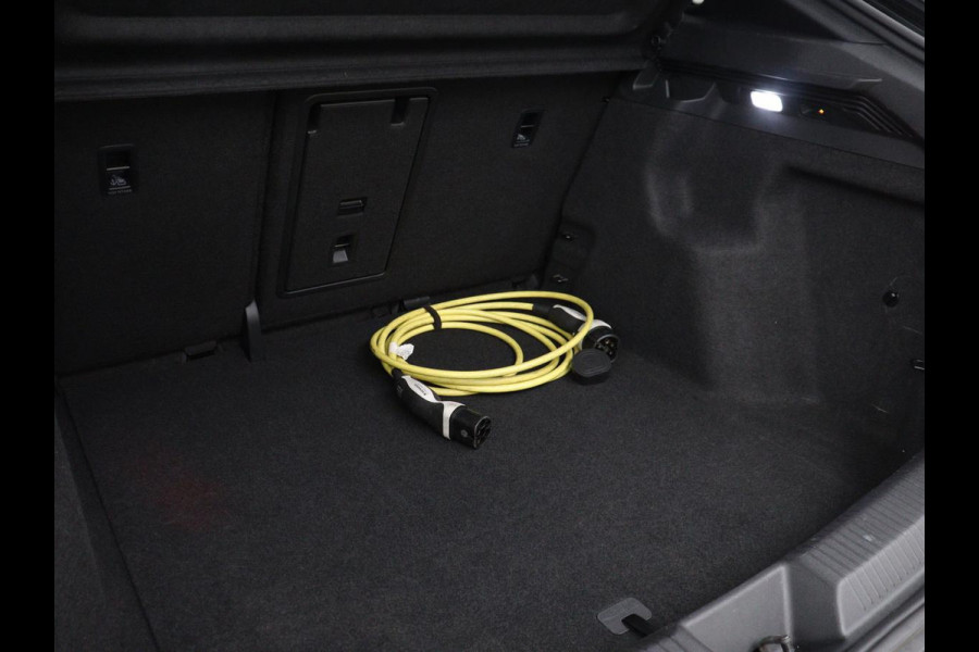 Volkswagen ID.5 Pro 77 kWh | SOH 93,5% | Memory | Leder/alcantara | Stuur/stoel verwarming | Climate control | Adaptive cruise | Sfeerverlichting | Camera | Park assist | Trekhaak |