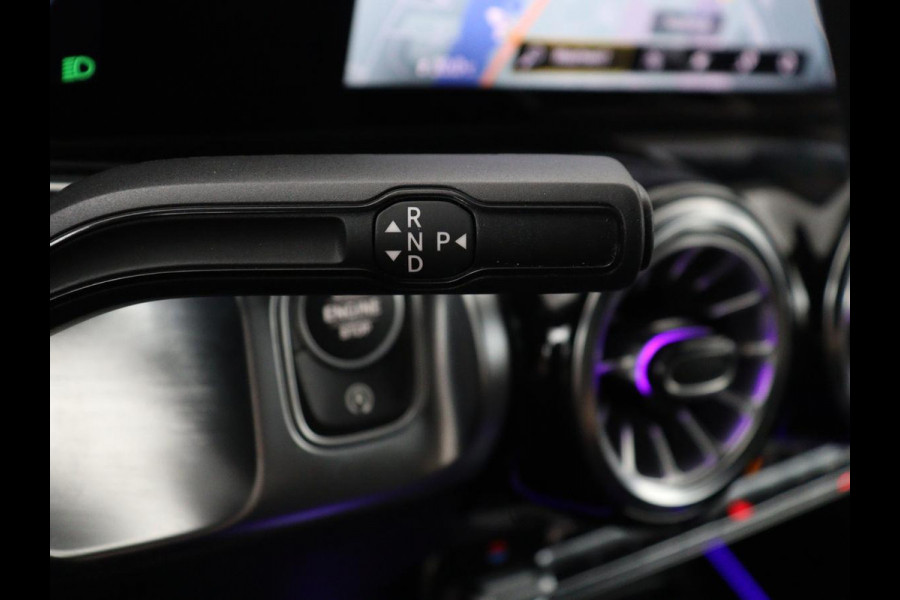 Mercedes-Benz GLB 200 Business Solution AMG 7p. | Panoramadak | Elec. Trekhaak | Half Leder | Memory | Sfeerverlichting | Stoelverwarming | Camera | Park assist |