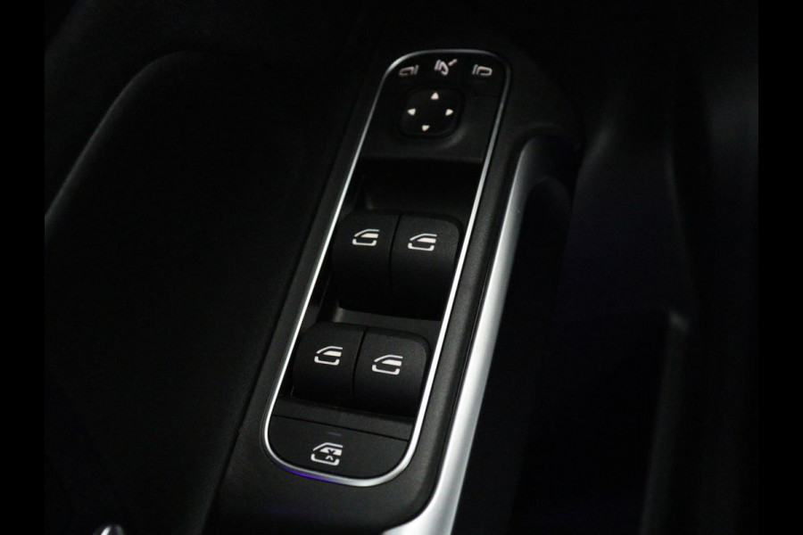 Mercedes-Benz GLB 200 Business Solution AMG 7p. | Panoramadak | Elec. Trekhaak | Half Leder | Memory | Sfeerverlichting | Stoelverwarming | Camera | Park assist |