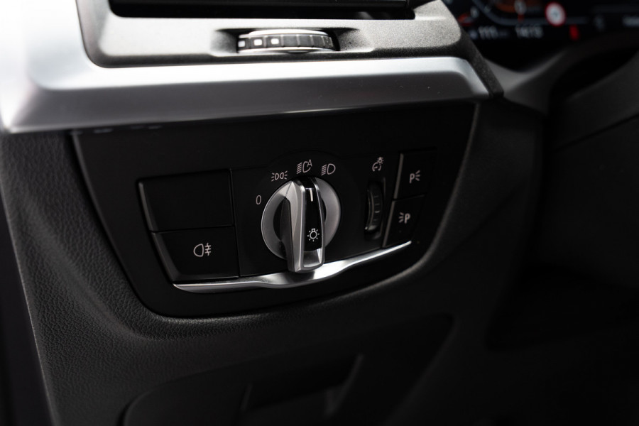 BMW X3 xDrive20i High Exe M-Pakket Leer Head-up Navi LED Elektr. achterklep Climate (3-zone) Elektr. trekhaak PDC LM velgen